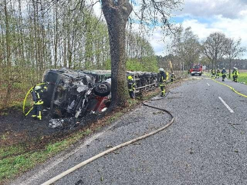 POL-GF: Lkw verunfallt auf Bundesstraße und gerät in Brand - Foto: presseportal.de