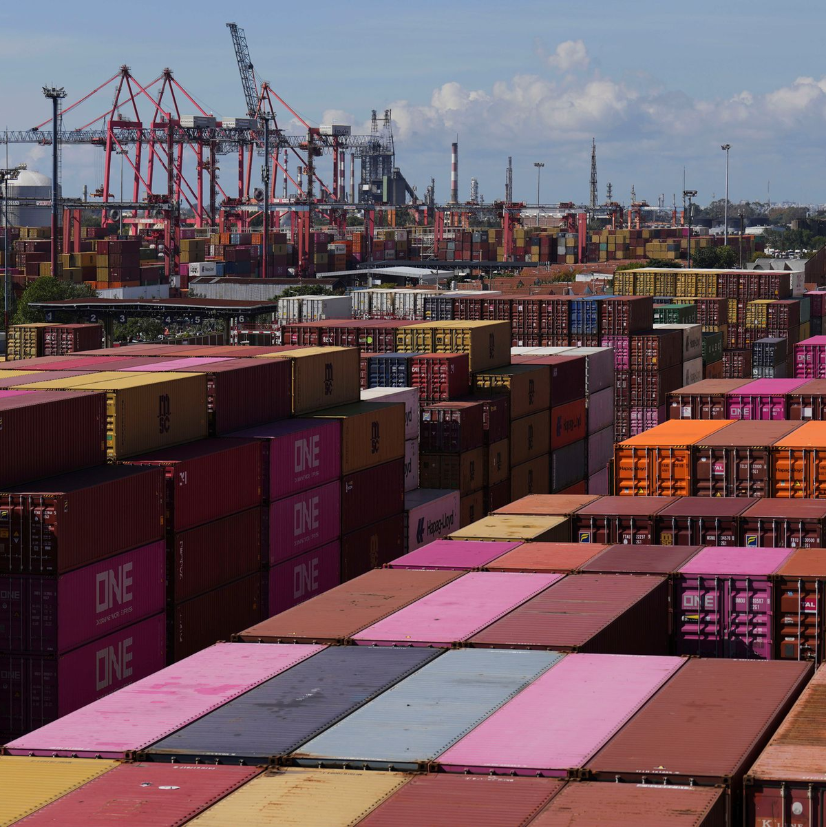 Trumps Zölle könnten den Welthandel umwälzen. (Archivbild)  - Foto: Natacha Pisarenko/AP/dpa