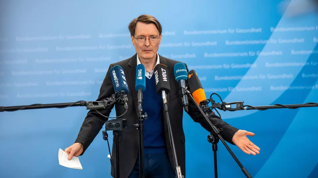 Von der elektronischen Patientenakte erhofft sich der scheidende Gesundheitsminister Karl Lauterbach (SPD) große Verbesserungen. - Bild: Michael Kappeler/dpa