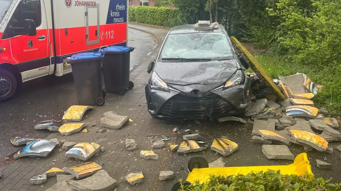 POL-NE: Litfaßsäule bei Verkehrsunfall zerstört - Bild: presseportal.de