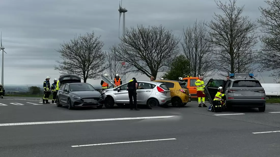 FW Ense: Verkehrsunfall auf Bittinger Haarweg / Fahrzeuge kollidieren auf Kreuzung - Bild: presseportal.de