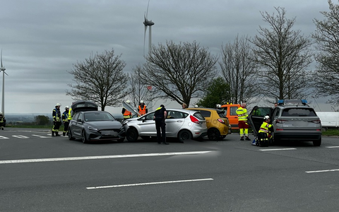 FW Ense: Verkehrsunfall auf Bittinger Haarweg / Fahrzeuge kollidieren auf Kreuzung - Foto: presseportal.de