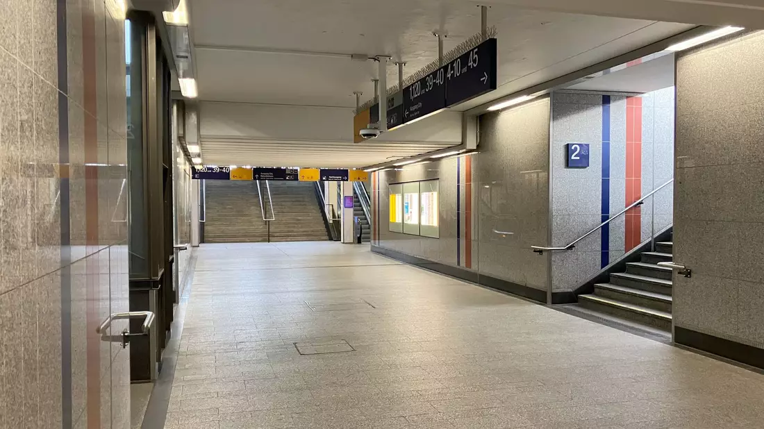 Der Fall ereignete sich im Juni 2024 im Gebäude des Hauptbahnhofs Kaiserslautern. - Bild: Wolfgang Jung/dpa