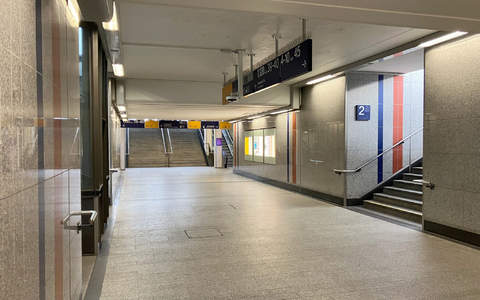 Der Fall ereignete sich im Juni 2024 im Gebäude des Hauptbahnhofs Kaiserslautern. - Foto: Wolfgang Jung/dpa