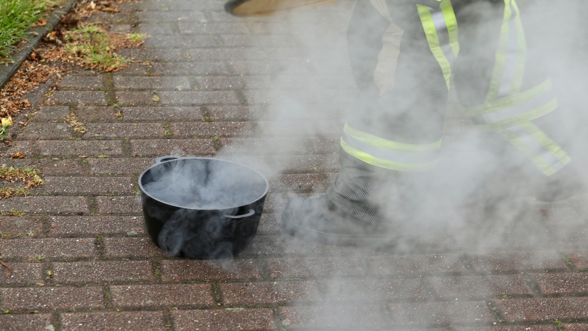 FW Hünxe: Angebranntes Essen löst Rettungseinsatz aus - Foto: presseportal.de