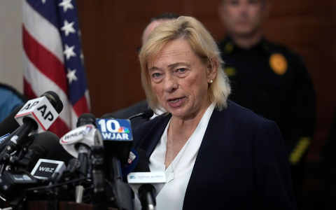 Maines Gouverneurin Janet Mills. Die Trump-Regierung verklagt den US-Bundesstaat an der Ostküste. (Archivfoto) - Foto: Steven Senne/AP/dpa Maines Gouverneurin Janet Mills. Die Trump-Regierung verklagt den US-Bundesstaat an der Ostküste. (Archivfoto) - Foto: Steven Senne/AP/dpa