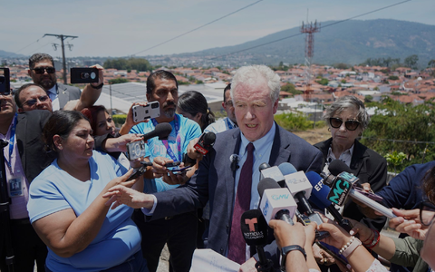 Van Hollen ist persönlich nach El Salvador gereist, um sich für die Rückführung von Abrego Garcia in die USA einzusetzen.  - Foto: Salvador Melendez/AP/dpa