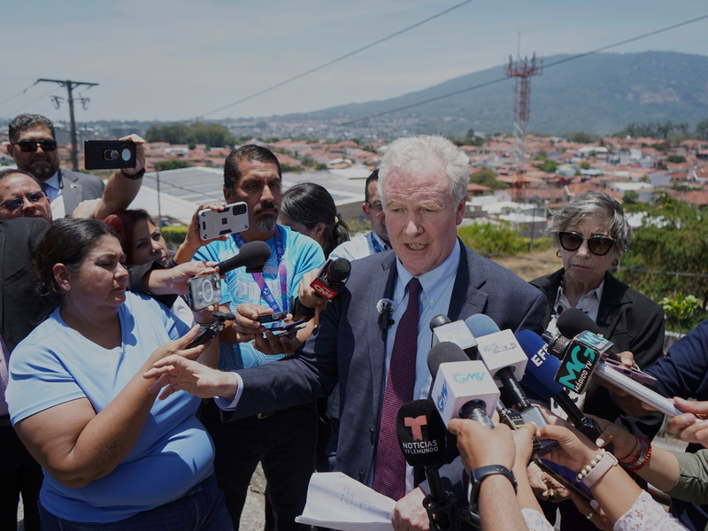 Van Hollen ist persönlich nach El Salvador gereist, um sich für die Rückführung von Abrego Garcia in die USA einzusetzen.  - Foto: Salvador Melendez/AP/dpa