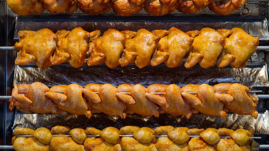Rund 75 Milliarden Broiler wurden im Jahr 2022 weltweit geschlachtet. (Archivbild) - Bild: picture alliance / dpa
