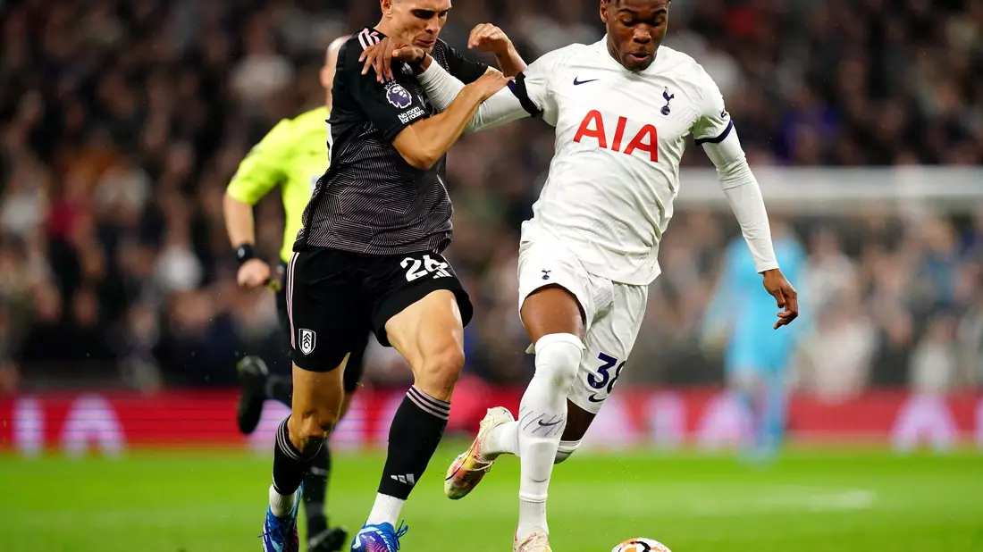  Auf Sporttrikots findet man den Hahn etwa beim britischen Fußballverein Tottenham Hotspurs. (Archivbild) - Bild: John Walton/PA Wire/dpa