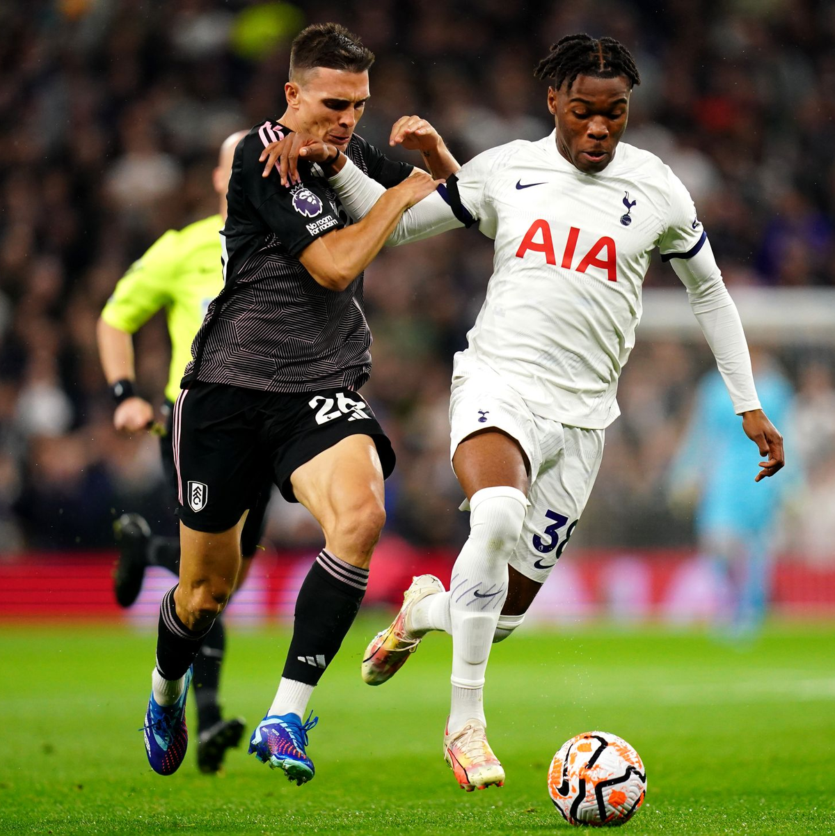  Auf Sporttrikots findet man den Hahn etwa beim britischen Fußballverein Tottenham Hotspurs. (Archivbild) - Foto: John Walton/PA Wire/dpa