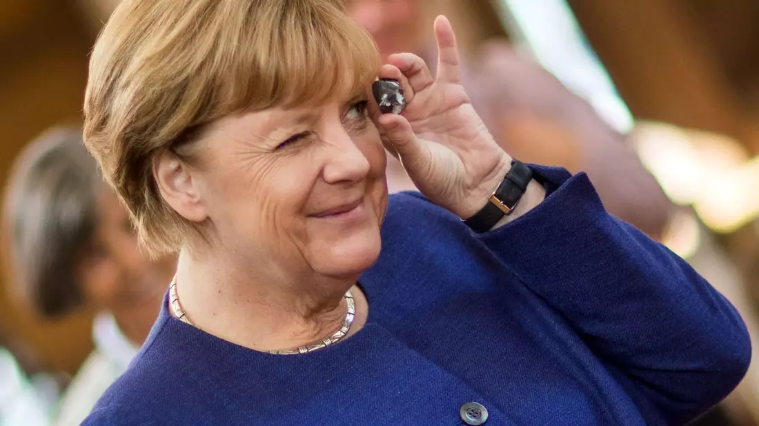Als Glücksbringer gilt der Hühnergott, ein Stein mit natürlich entstandenem Loch. (Archivbild) - Bild: picture alliance / Jens Büttner/dpa-Zentralbild/dpa