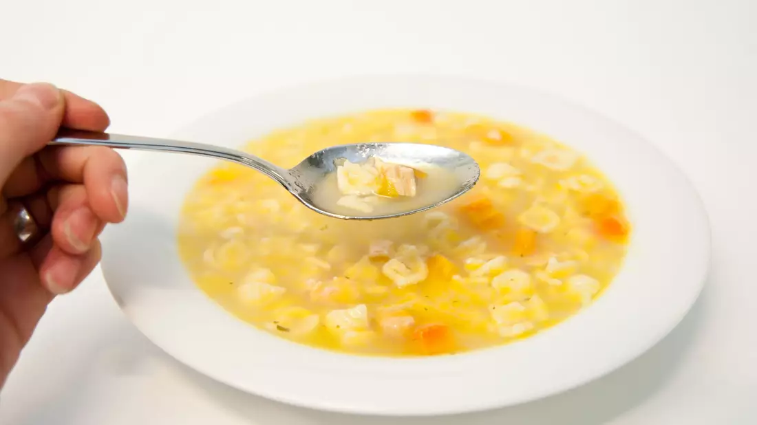 Schon im 12. Jahrhundert wurde Hühnersuppe als Medizin gegen fast alles gepriesen. (Archivbild) - Bild: Andrea Warnecke/dpa-tmn/dpa