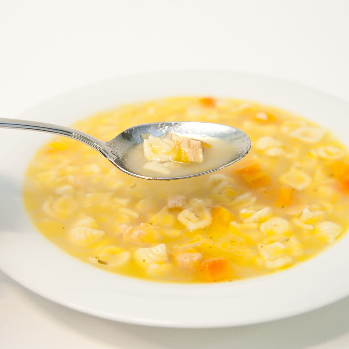 Schon im 12. Jahrhundert wurde Hühnersuppe als Medizin gegen fast alles gepriesen. (Archivbild) - Foto: Andrea Warnecke/dpa-tmn/dpa