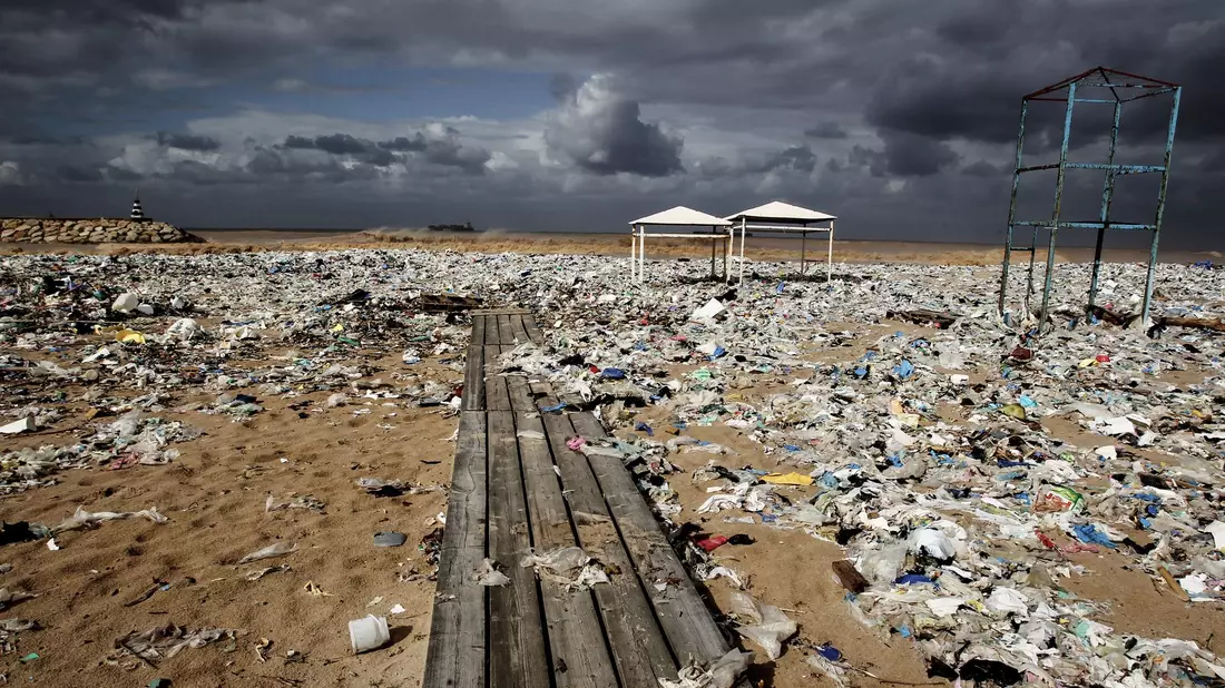 Plastikmüll liegt an einem Mittelmeer-Strand nahe Beirut - Bild: Marwan Naamani/dpa