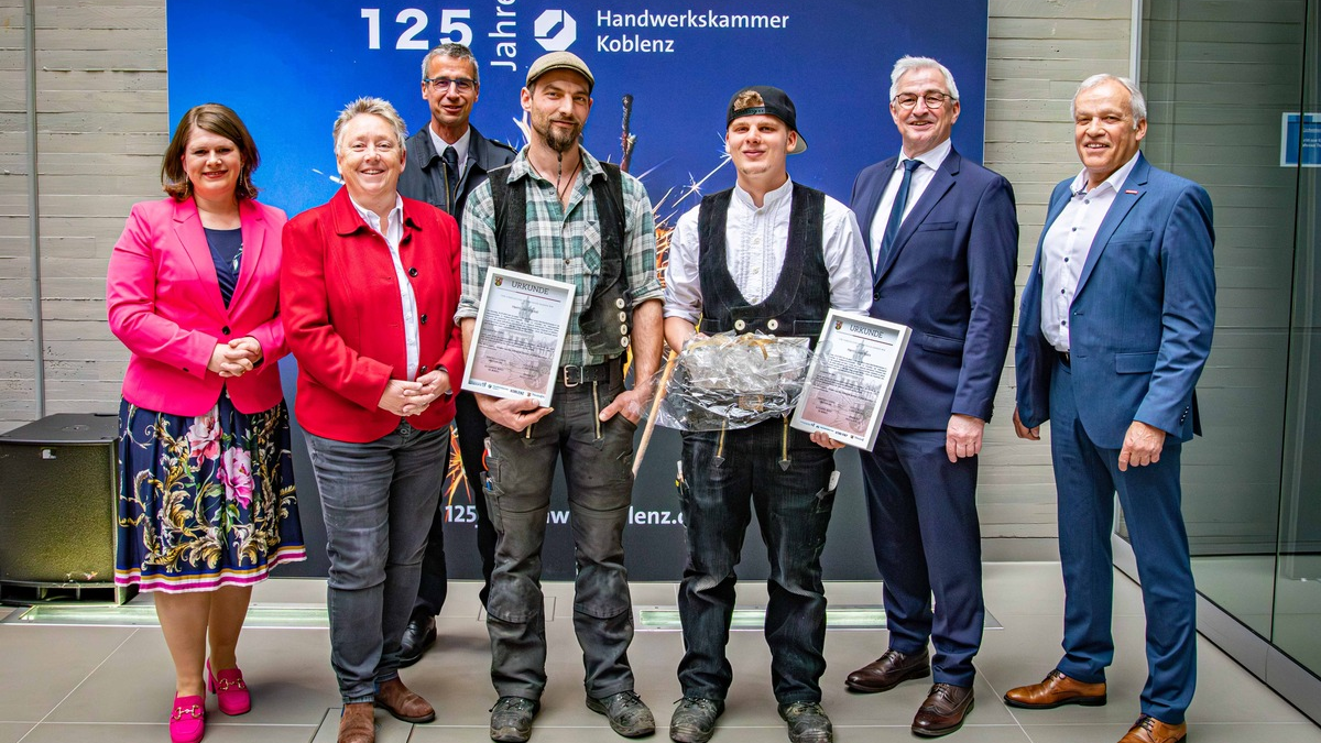 POL-PPKO: Ehrung zweier Zimmerleute für deren vorbildliche Rettungsaktion bei einem Brand in Koblenz - Foto: presseportal.de