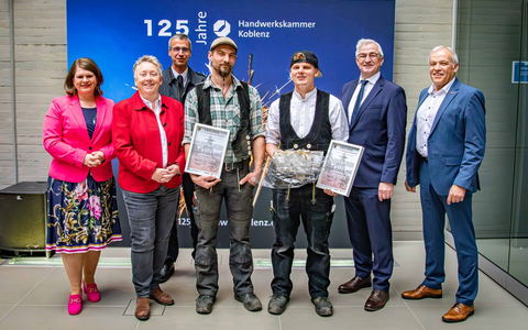 POL-PPKO: Ehrung zweier Zimmerleute fĂŒr deren vorbildliche Rettungsaktion bei einem Brand in Koblenz - Foto: presseportal.de POL-PPKO: Ehrung zweier Zimmerleute fĂŒr deren vorbildliche Rettungsaktion bei einem Brand in Koblenz - Foto: presseportal.de