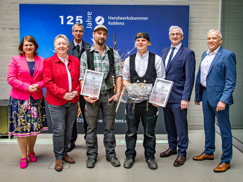 POL-PPKO: Ehrung zweier Zimmerleute für deren vorbildliche Rettungsaktion bei einem Brand in Koblenz - Foto: presseportal.de