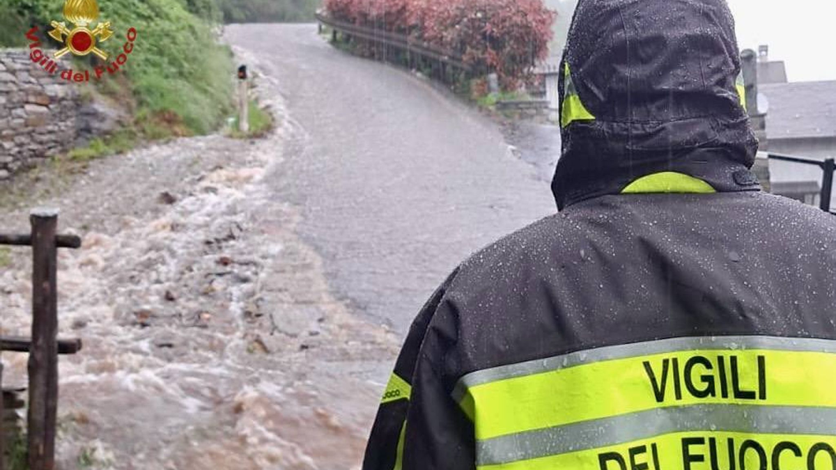 Viele Straßen sind überschwemmt. - Foto: Handout/Vigili del Fuoco/dpa