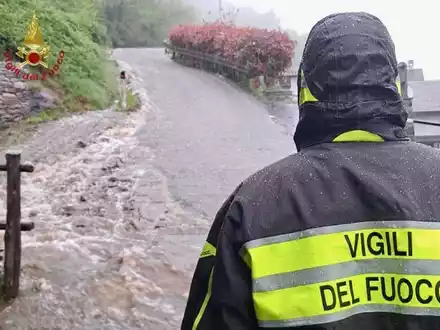 Viele Straßen sind überschwemmt. - Foto: Handout/Vigili del Fuoco/dpa
