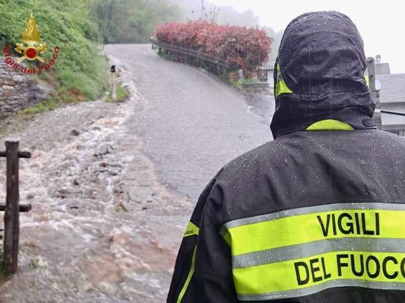 Viele Straßen sind überschwemmt. - Foto: Handout/Vigili del Fuoco/dpa
