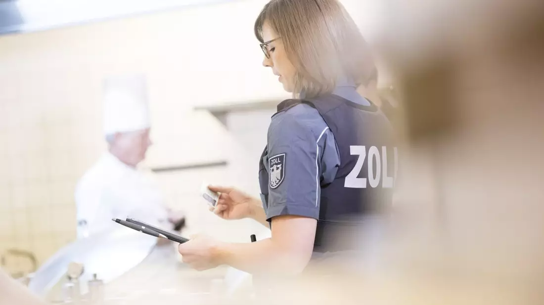 HZA-LA: Illegalen Aufenthalt bei Kontrollen aufgedeckt Landshuter Zöllner der Finanzkontrolle Schwarzarbeit erfolgreich - Bild: presseportal.de