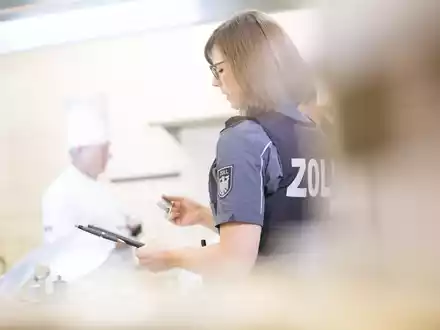 HZA-LA: Illegalen Aufenthalt bei Kontrollen aufgedeckt Landshuter Zöllner der Finanzkontrolle Schwarzarbeit erfolgreich - Foto: presseportal.de