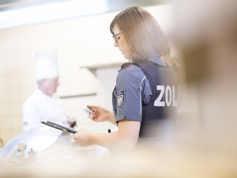 HZA-LA: Illegalen Aufenthalt bei Kontrollen aufgedeckt Landshuter Zöllner der Finanzkontrolle Schwarzarbeit erfolgreich - Foto: presseportal.de