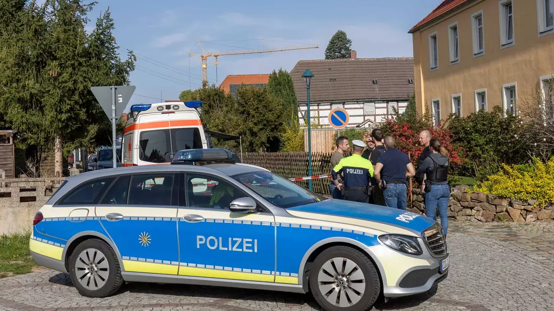 Experten des LKA betreten unten Vollschutz ein Wohnhaus in Zeithain, in dem Giftstoffe gelagert sein sollen - Bild: Daniel Wagner/dpa