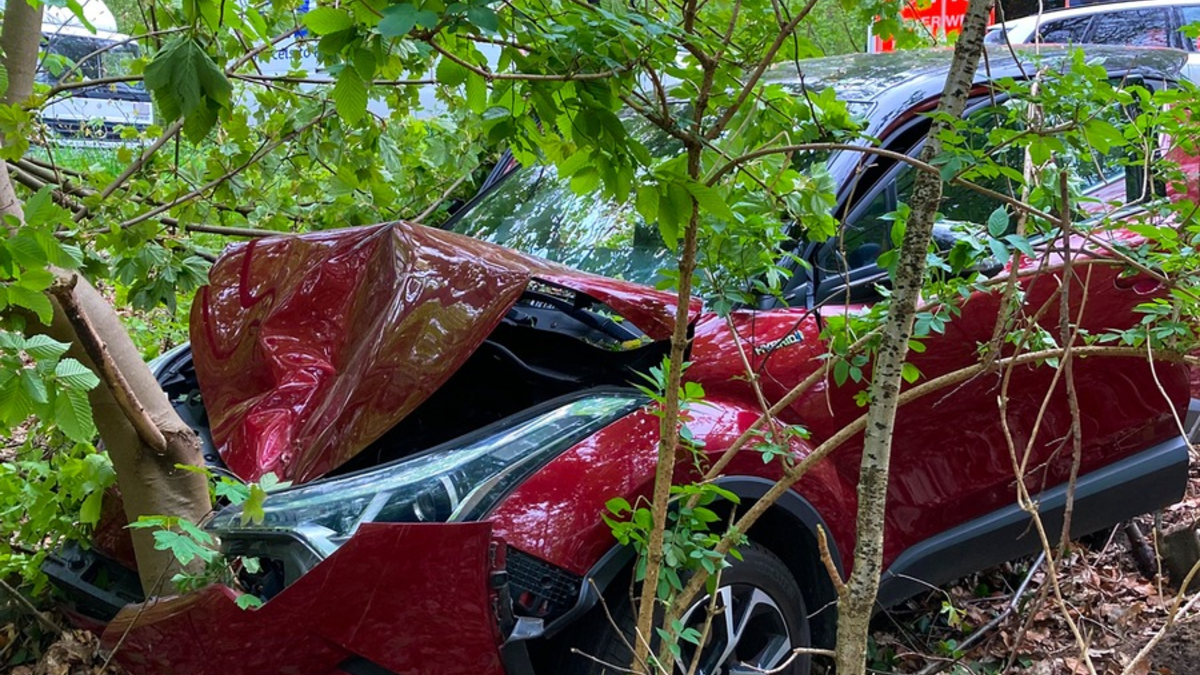 POL-BO: Unfall in Bochum: Autofahrerin (66) wendet und gerät in Böschung - Foto: presseportal.de