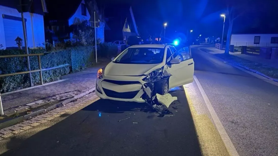 POL-CUX: Verkehrsunfallflucht in Schiffdorf-Spaden - Polizei ermittelt flüchtigen Unfallverursacher, welcher ohne Fahrerlaubnis unterwegs war (Foto im Anhang) - Bild: presseportal.de