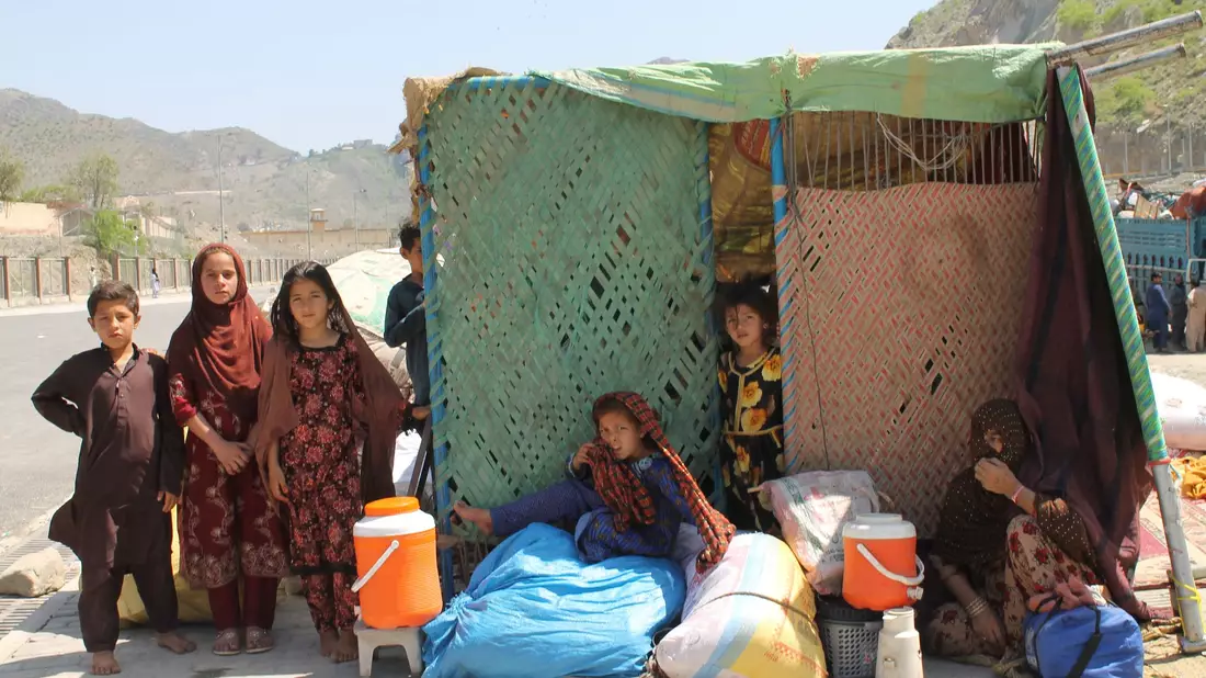 Afghanische Flüchtlinge sitzen mit ihren Habseligkeiten am Grenzübergang Torkham. (Archivbild) - Bild: Nabila Lalee/dpa