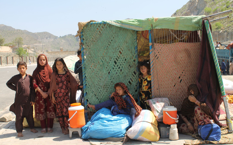 Afghanische Flüchtlinge sitzen mit ihren Habseligkeiten am Grenzübergang Torkham. (Archivbild) - Foto: Nabila Lalee/dpa Afghanische Flüchtlinge sitzen mit ihren Habseligkeiten am Grenzübergang Torkham. (Archivbild) - Foto: Nabila Lalee/dpa