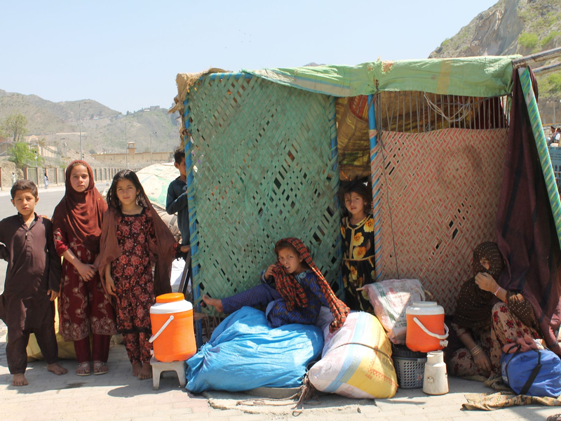 Afghanische Flüchtlinge sitzen mit ihren Habseligkeiten am Grenzübergang Torkham. (Archivbild) - Foto: Nabila Lalee/dpa