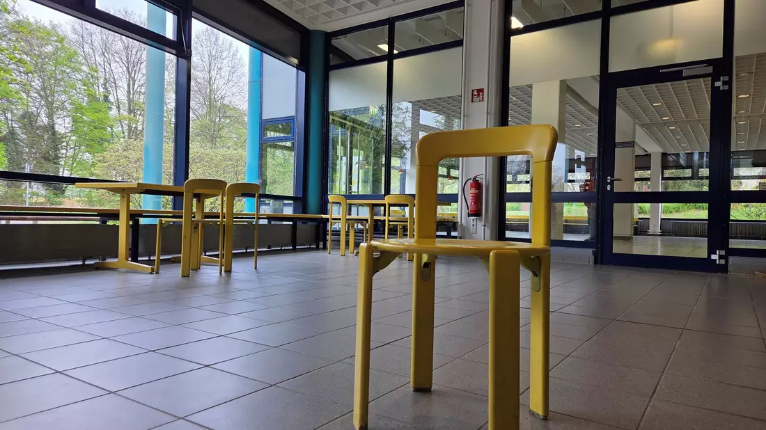 Das Studierendenwerk lagert die verbliebenen Stühle aus der Braunschweiger Mensa vorsorglich ein. - Bild: Christian Brahmann/dpa