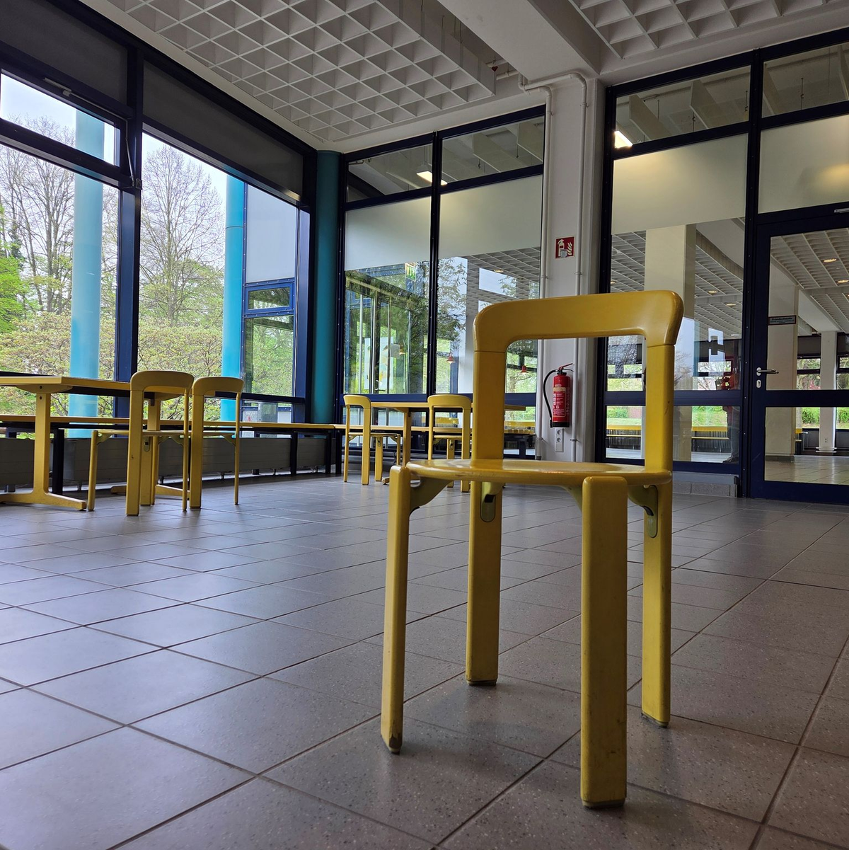 Das Studierendenwerk lagert die verbliebenen Stühle aus der Braunschweiger Mensa vorsorglich ein. - Foto: Christian Brahmann/dpa