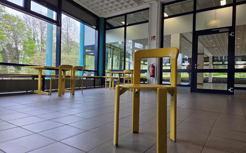 Das Studierendenwerk lagert die verbliebenen Stühle aus der Braunschweiger Mensa vorsorglich ein. - Foto: Christian Brahmann/dpa Das Studierendenwerk lagert die verbliebenen Stühle aus der Braunschweiger Mensa vorsorglich ein. - Foto: Christian Brahmann/dpa