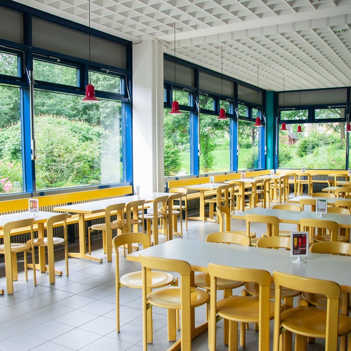 Von den Stühlen in einer Braunschweiger Mensa sind nicht mehr viele übrig. - Foto: dpa/Studierendenwerk OstNiedersachsen