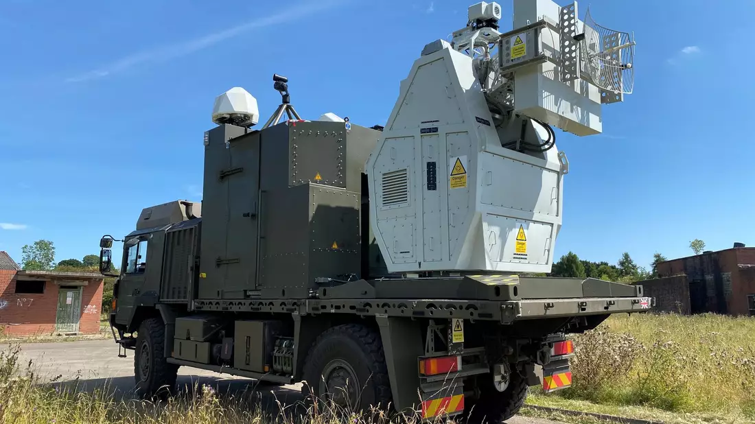 Das System nutzt nach britischen Angaben Funkwellen, um wichtige elektronische Komponenten in Drohnen zu stören oder zu beschädigen.  - Bild: Ministry Of Defence/PA Media/dpa