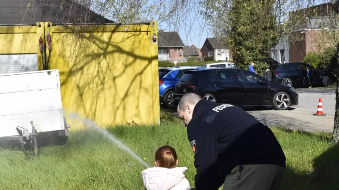 FW-KLE: Brandschutzerziehung der Freiwilligen Feuerwehr Kleve - Löschzug Materborn - Bild: presseportal.de