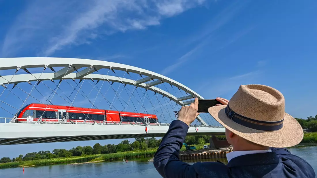 Ein Zug auf der Bahnbrücke über den Grenzfluss Oder zwischen dem polnischen Kostrzyn und auf deutscher Seite Küstrin-Kietz. Polen stellt das Fotografieren kritischer Infrastruktur unter Strafe, um sich besser vor Spionage zu schützen. (Archivbild) - Bild: Patrick Pleul/dpa