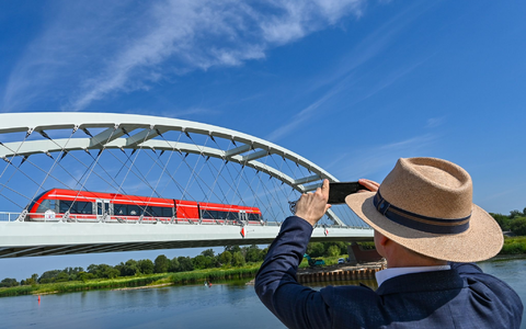Ein Zug auf der Bahnbrücke über den Grenzfluss Oder zwischen dem polnischen Kostrzyn und auf deutscher Seite Küstrin-Kietz. Polen stellt das Fotografieren kritischer Infrastruktur unter Strafe, um sich besser vor Spionage zu schützen. (Archivbild) - Foto: Patrick Pleul/dpa