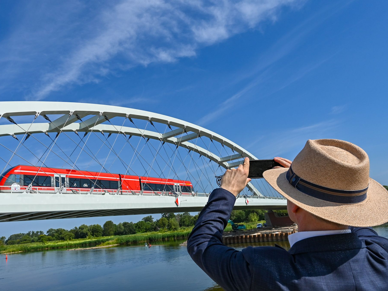 Ein Zug auf der Bahnbrücke über den Grenzfluss Oder zwischen dem polnischen Kostrzyn und auf deutscher Seite Küstrin-Kietz. Polen stellt das Fotografieren kritischer Infrastruktur unter Strafe, um sich besser vor Spionage zu schützen. (Archivbild) - Foto: Patrick Pleul/dpa