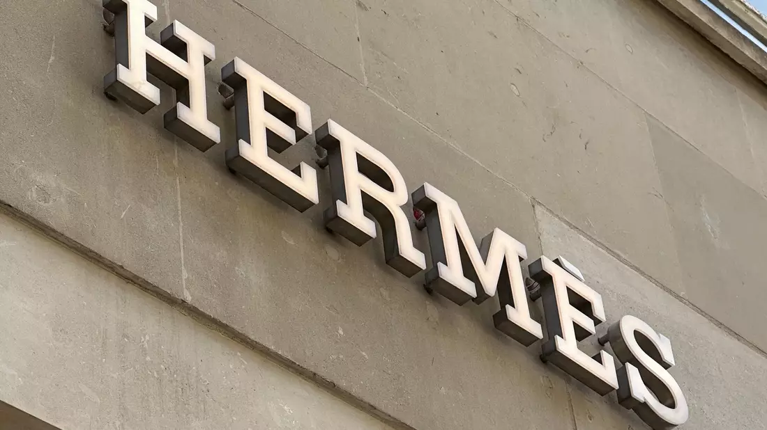 Hermès will im Zollkonflikt seine Kunden stärker zur Kasse bitten.  - Bild: Benedikt von Imhoff/dpa