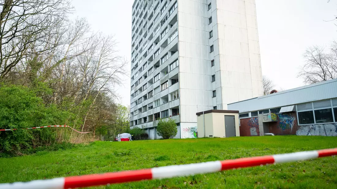 Die Polizei hat weitere Verdächtige im Zusammenhang mit dem tödlichen Sturz eines 15-Jährigen festgenommen. - Bild: Jonas Walzberg/dpa