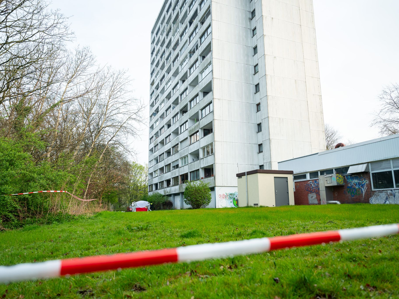 Die Polizei hat weitere Verdächtige im Zusammenhang mit dem tödlichen Sturz eines 15-Jährigen festgenommen. - Foto: Jonas Walzberg/dpa