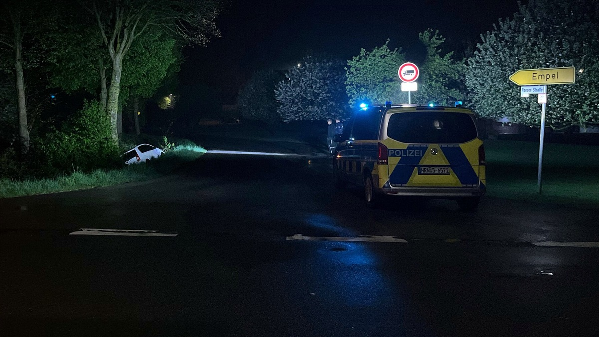 POL-KLE: Rees - 21-Jähriger verliert in Empel Kontrolle über sein Auto / Fahrzeug im Graben, Fahrer unverletzt / Verdacht auf Alkohol- und Drogenkonsum - Foto: presseportal.de