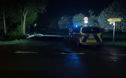 POL-KLE: Rees - 21-Jähriger verliert in Empel Kontrolle über sein Auto / Fahrzeug im Graben, Fahrer unverletzt / Verdacht auf Alkohol- und Drogenkonsum - Foto: presseportal.de