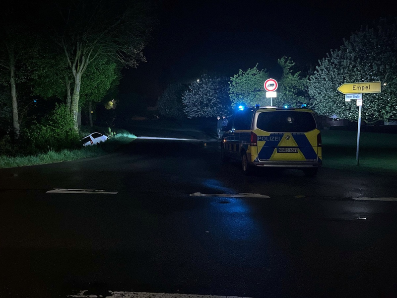 POL-KLE: Rees - 21-Jähriger verliert in Empel Kontrolle über sein Auto / Fahrzeug im Graben, Fahrer unverletzt / Verdacht auf Alkohol- und Drogenkonsum - Foto: presseportal.de