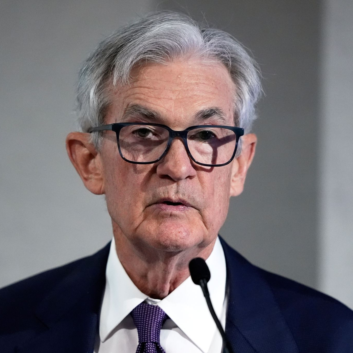 Fed-Chef Powell äußert sich zu den Auswirkungen von Trumps Zollpolitik. (Archivbild) - Foto: Manuel Balce Ceneta/AP/dpa